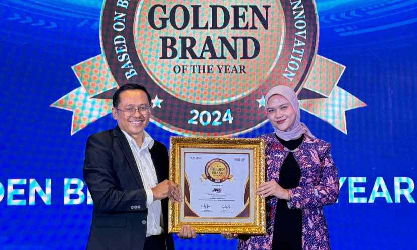 Digital Media Section Head JNE Nadya Dharmawati Puteri mewakili penerimaan penghargaan Golden Brand of The Year 2024, yang diserahkan langsung oleh Tri Raharjo selaku CEO Tras N Co Indonesia. (Foto: Dok RUZKA INDONESIA)