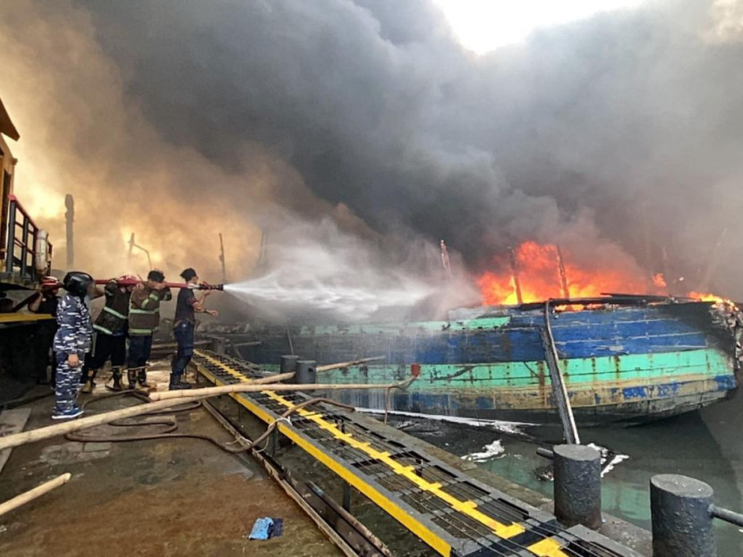 Proses pemadaman kapal di Pelabuhan Pelindo Tegal, Jawa Tengah, Jumat (27/12/2024). Sumber: Seputar Militer