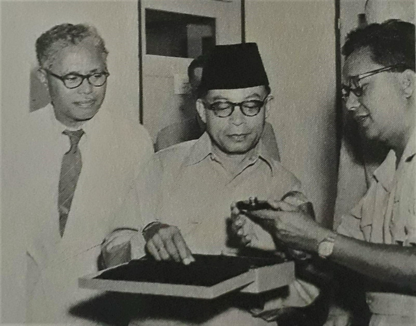 Bung Hatta mendapat penjelasan dari pejabat keresidenan Palembang. (Repro Foto: Buku Mohamad Isa)