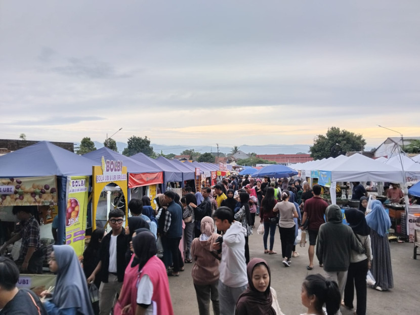 Pusat kuliner PASS Food Centre Sudirman Kota Sukabumi di Ex Terminal Sudirman. 