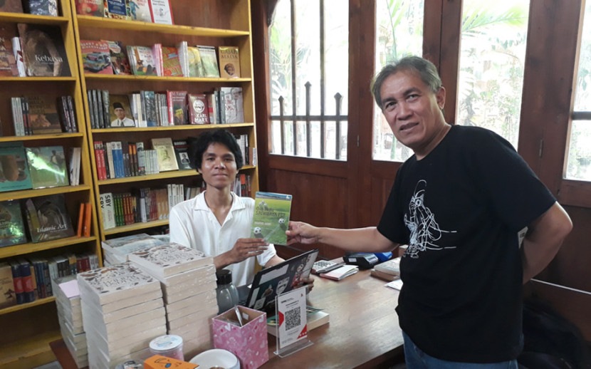 Menitip buku untuk Nasir Tamara pemilik Toko Buku Natan. (FOTO: Muhammad Rifky)