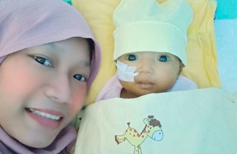 Zahira Haya Fanita di diagnosa Atresia Bilier (AB) bersama sang bunda, Yunita Damayanti. (Foto: Dok RUZKA INDONESIA)