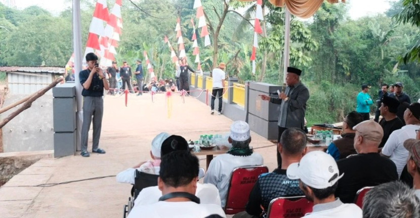 Wali Kota Depok, Mohammad Idris meresmikan Jembatan Angke V yang merupakan jembatan penghubung wilayah Kelurahan Duren Mekar, Kota Depok dengan Kampung Jati, Kabupaten Bogor, Sabtu (28/12/2024). (Foto: Dok Diskominfo Kota Depok)