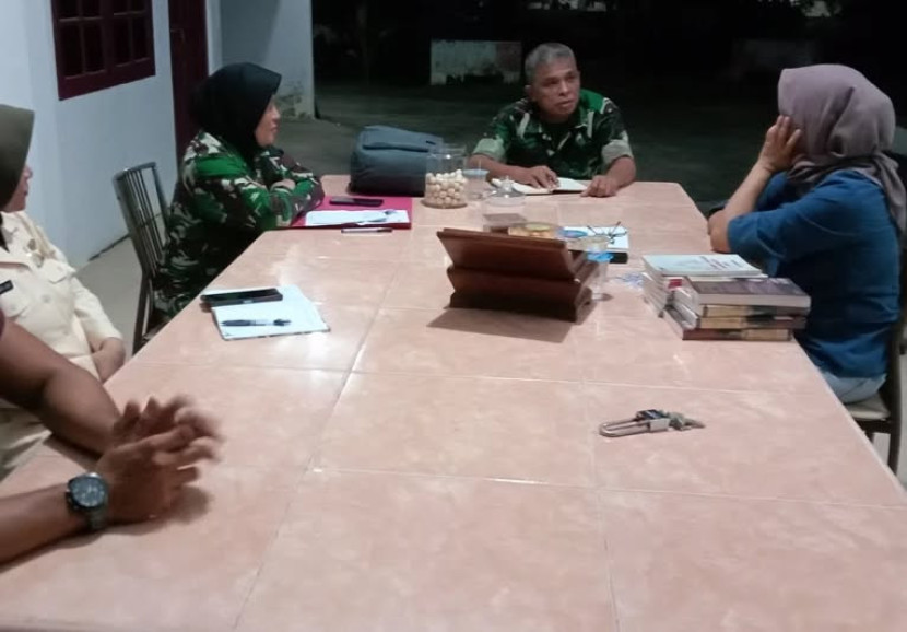 Tim Dinas Sejarah TNI AD saat mewawancarai Aina Rumiyati Aziz mantan wartawati Majalah Forum Keadilan. (FOTO: Maspril Aries)