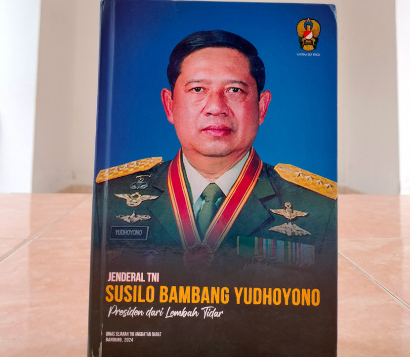 Buku Biografi Presiden Susilo Bambang Yudhoyono terbitan Dinas Sejarah TNI AD. (FOTO: Maspril Aries)