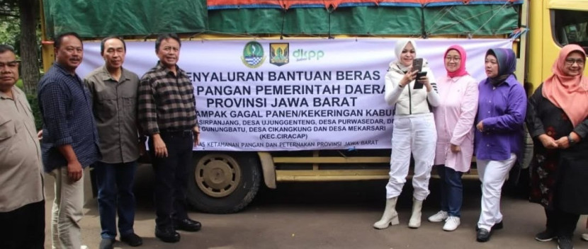 Penyaluran beras cadangan pangan daerah Penprov Jabar ke warga terdampak bencana di Kabupaten Sukabumi, Sabtu (28/12/2024).