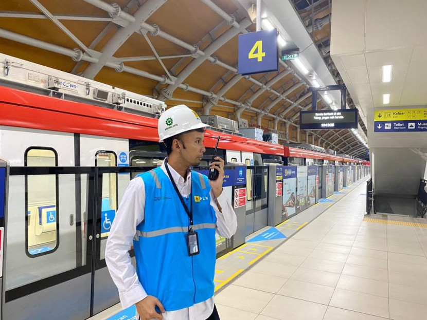 Petugas siaga di Stasiun LRT memastikan pasokan listrik transportasi Jakarta inginberjalan dengan lancar. (Foto: Dok Ruzka Indonesia/PLN) 