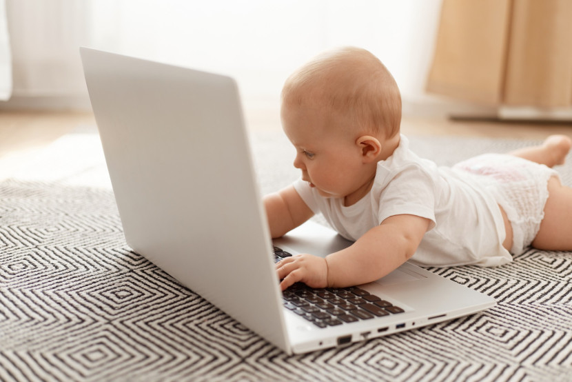 Bayi mengakses laptop. Sumber:Freepik