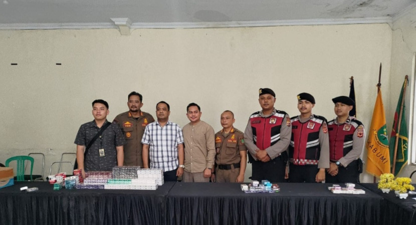 Petugas gabungan menunjukkan bukti rokok ilegal yang diamankan di Kota Sukabumi.