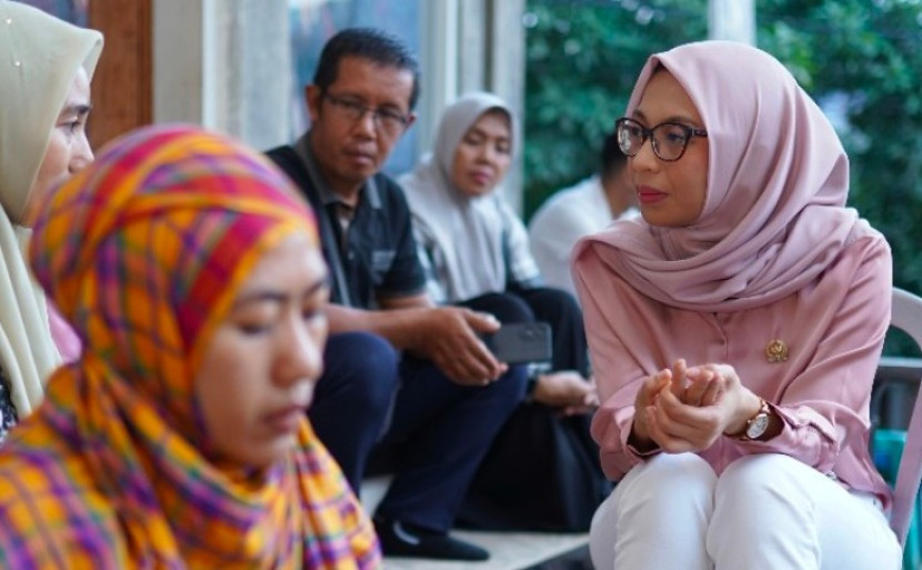 Senator Mirah Midadan Fahmid sedang mendengarkan keluhan warga NTB terkait alih fungsi lahan pertanian menjadi kawasan perumahan. (Foto: RUZKA INDONESIA)