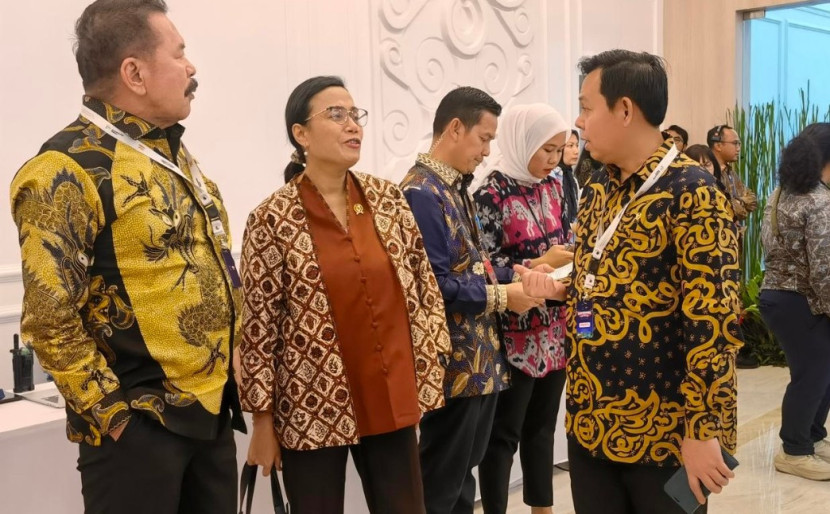 Ketua DPD RI, Sultan B Najamuddin (kiri) sedang berbincang-bincang dengan Menkeu Sri Mulyani dan Jaksa Agung. (Foto: Dok RUZKA INDONESIA)