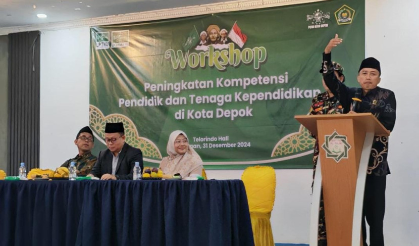 Ketua Tanfidziyah PCNU Kota Depok KH Achmad Solechan memberikan sambutan pada acara Workshop Peningkatan Kompetensi Pendidik dan Tenaga Kependidikan di Kota Depok, Selasa (31/12).