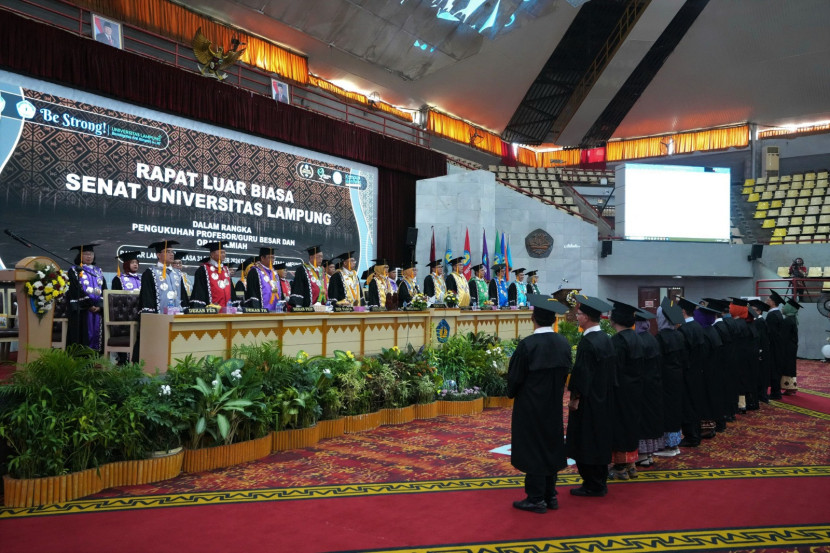 Pengukuhan 14 guru besar Universitas Lampung. (Foto: Dok. Humas Unila)