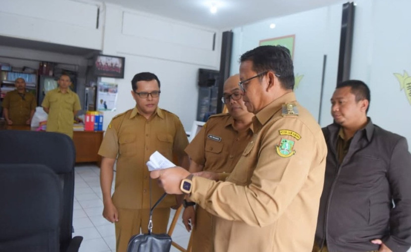 Pj Wali Kota Sukabumi Kusmana Hartadji melakukan sidak ke ruangan kerja ASN di Balai Kota Sukabumi, Senin (31/12/2024).