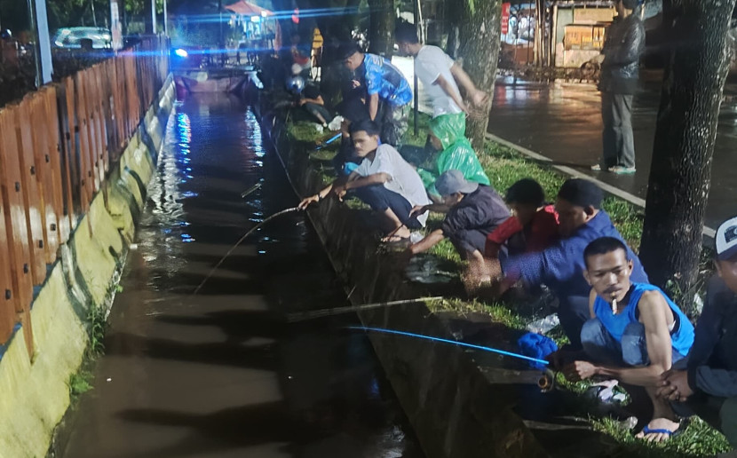 Puluhan warga Kota Sukabumi mancing bersama menyambut tahun baru di depan kawasan wisata Santa Sea, Senin (31/12/2024) malam.