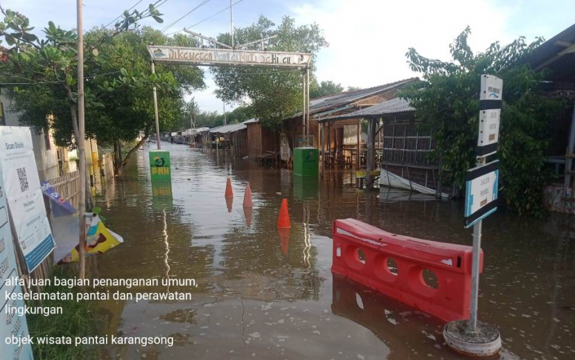 Banjir rob menerjang obyek wisata pantai Karangsong. (Dok pengelola obyek wisata Karangsong)