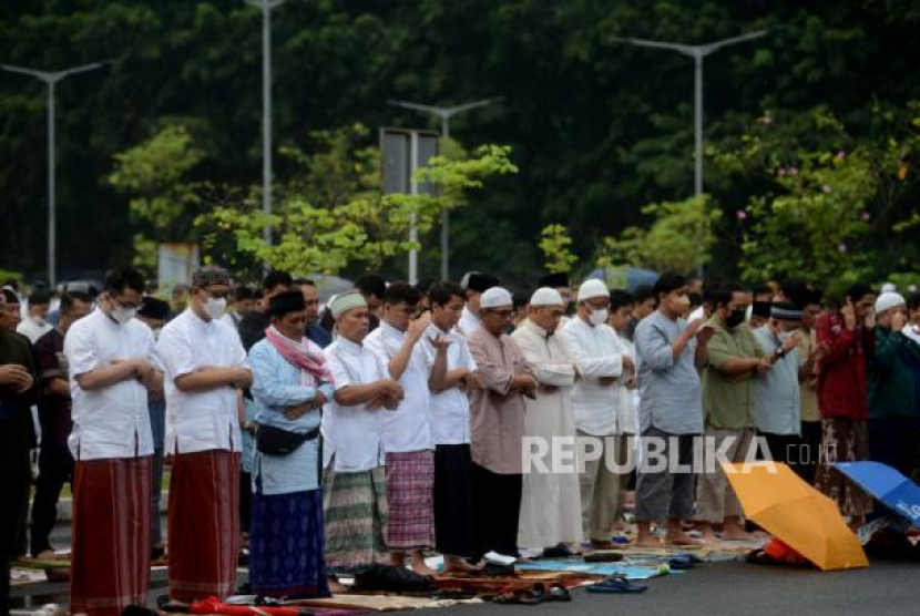 Warga Muhammadiyah melaksanakan sholat Ied di halaman parkir Jakarta International Equestrian Park, Pulomas, Jakarta, Jumat (21/4/2023). Foto: Republika/Prayogi