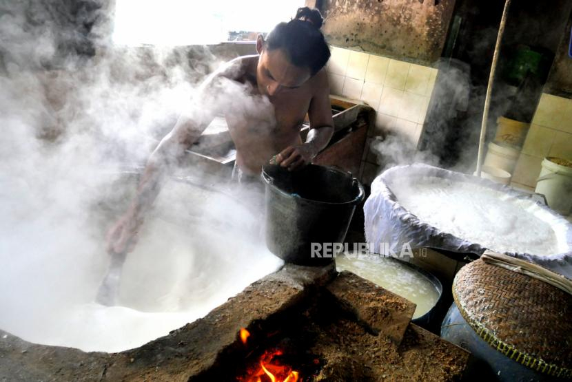 Pengrajin tahu dan tempe berencana melakukan aksi mogok produksi selama tiga hari, sejak besok Senin (21/2/2022) sampai Rabu (23/2/2022). Foto: Republika.