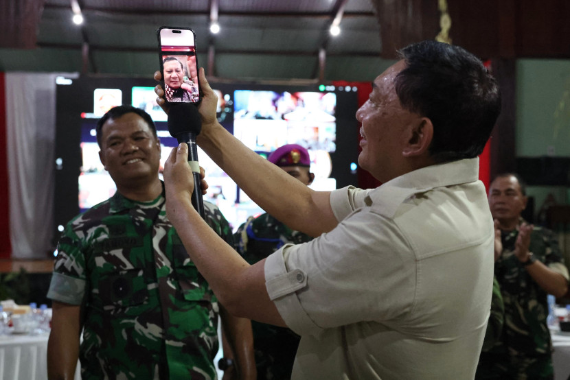 Presiden Prabowo Subianto melalui vicon di ponsel milik Menhan Sjafrie Sjamsoeddin menyapa para prajurit yang bertugas di Papua. Sumber: Seputar Militer