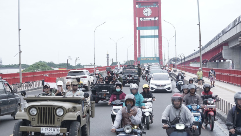 Peserta Pawai peringatan Pertempuran 5 Hari 5 Malam di Palembang tahun 1947 melintas di atas Jembatan Ampera. (FOTO: D Oskandar)