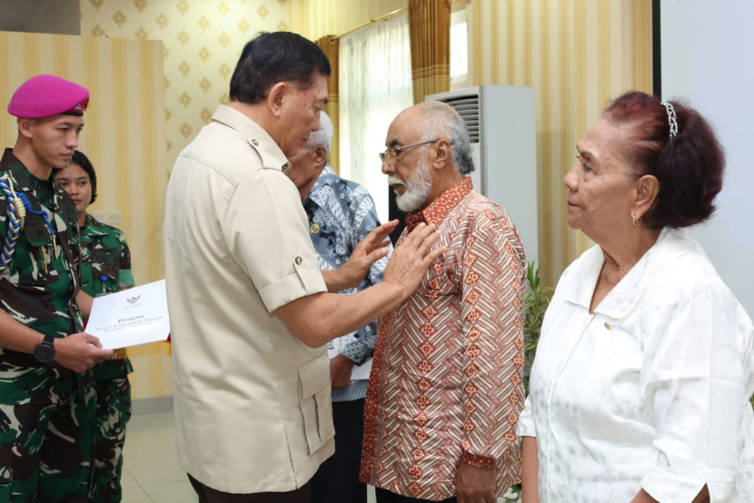 Menhan Sjafrie Sjamsoeddin bersama veteran Seroja. Sumber: Seputar Militer