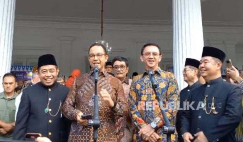 Dua mantan gubernur Jakarta, Basuki Tjahaja Purnama atau Ahok dan Anies Baswedan, untuk pertama kali tampil kembali bersama di Balai Kota Jakarta, Selasa (31/12/2024). (Foto: Bayu Adji Prihammanda/Republika)