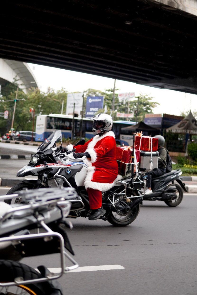 Sunmori Sembari Berbagi Sembako (Doc. BMW Motorrad Indonesia).