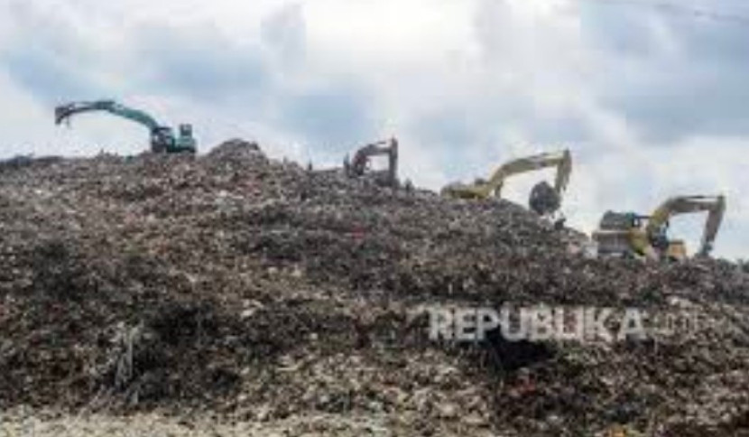 Gunungan sampah di TPA Cipayung Depok yang menebarkan bau tak sedap. (Foto: Dok REPUBLIKA)