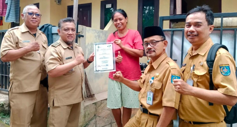 Lurah Pondok Jaya, Denny Ferdian dan Sekretaris Kelurahan Pondok Jaya, Marbawi mendampingi langsung Tim Disdukcapil Kota Depok mengantarkan dokumen Akta Kelahiran tersebut ke warganya. (Foto: Dok Diskominfo Kota Depok)