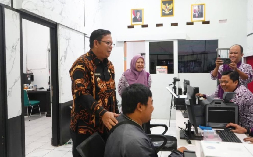 Pemantauan layanan administrasi kependudukan di Kantor Dinas Kependudukan dan Pencatatan Sipil Kota Sukabumi, Kamis (2/1/2025).