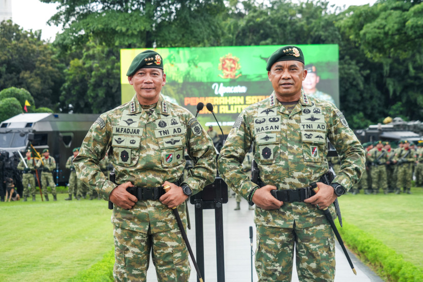 Sertijab Pangkostrad dari Letjen Mohamad Hasan kepada Mohammad Fadjar. Sumber: Seputar Militer