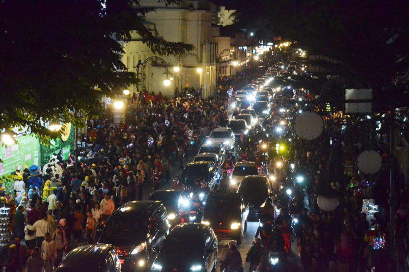 Kepadatan pengunjung saat malam Tahun Baru 2025, di Jalan Asia Afrika, Kota bandung, Selasa (31/12/2024). Foto: Edi Yusuf