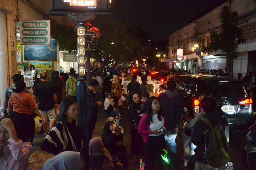 Kepadatan pengunjung saat malam Tahun Baru 2025, di kawasan Braga, Kota bandung, Selasa (31/12/2024). Foto: Edi Yusuf