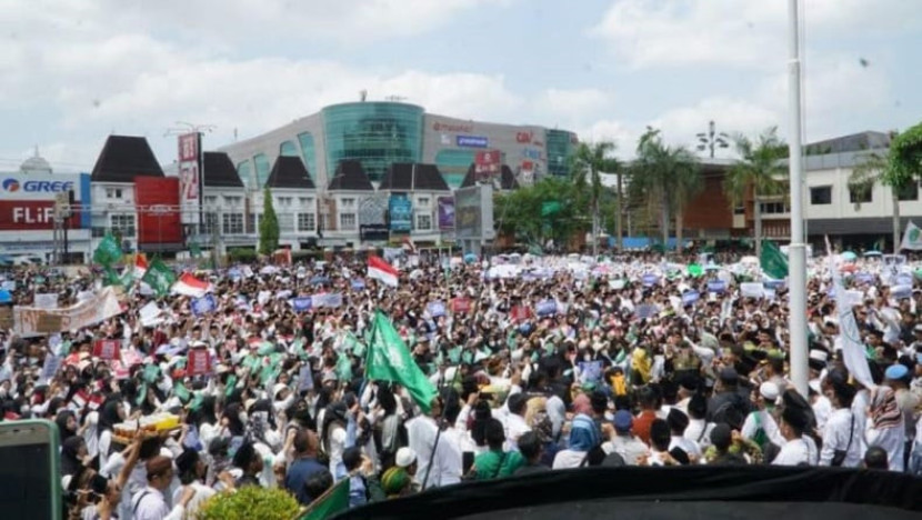 Sumber : yogya.inews.id/berita/ribuan-santri-kepung-polda-diy-tuntut-tangkap-pelaku-pengeroyokan-dan-penusukan