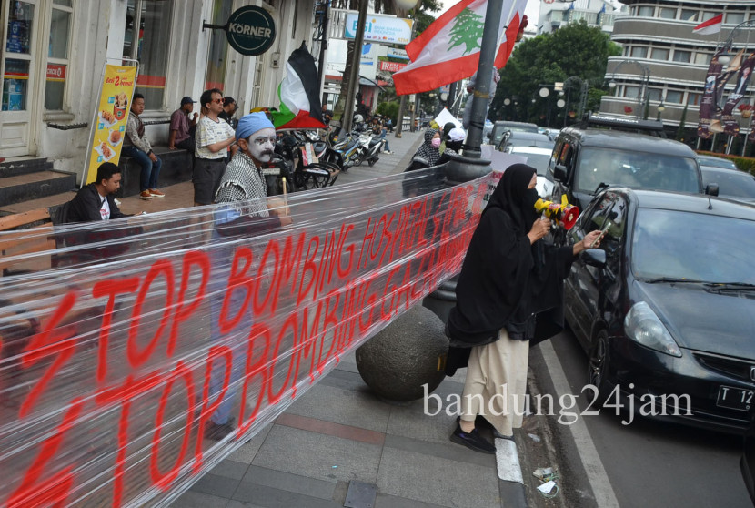 Aksi solidaritas Palestina bersama massa dari Solidaritas Seni untuk Palestina dan Bandung Spirit for Palestina, di Jalan Asia Afrika, Kota Bandung, Rabu (1/1/2025). Foto: Edi Yusuf