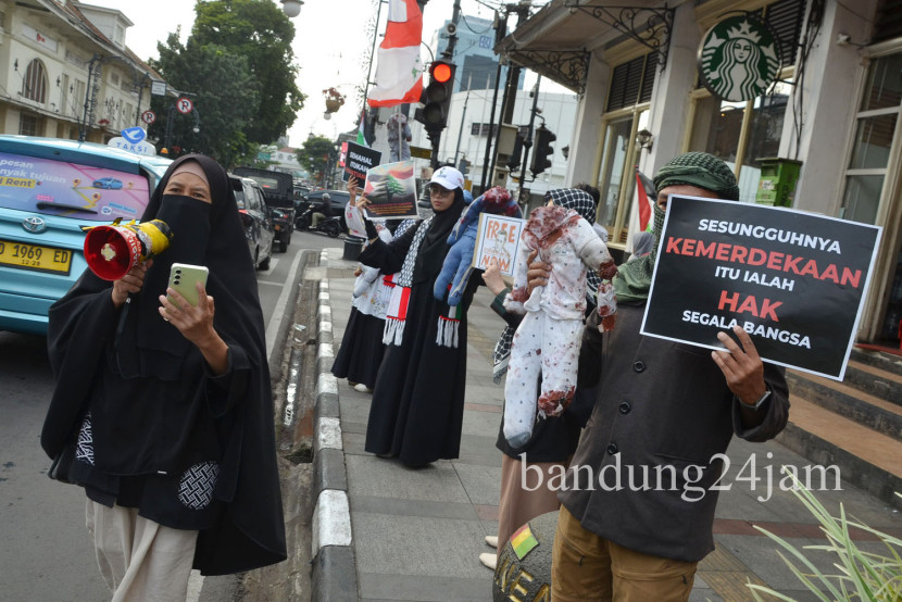 Aksi solidaritas Palestina bersama massa dari Solidaritas Seni untuk Palestina dan Bandung Spirit for Palestina, di Jalan Asia Afrika, Kota Bandung, Rabu (1/1/2025). Foto: Edi Yusuf