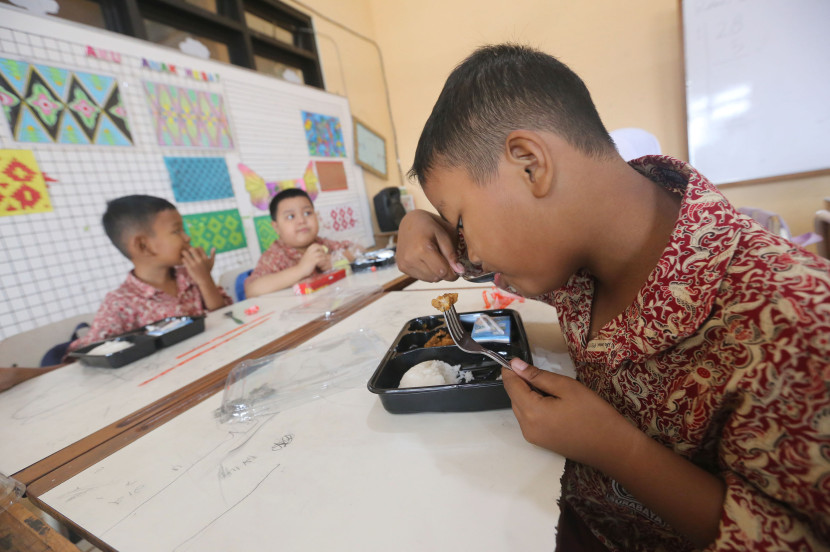 Uji coba makan bergizi gratis di Surabaya