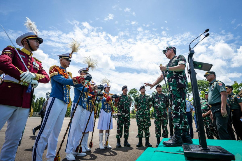 Panglima TNI Jenderal Agus Subiyanto meninjau latihan tim GSCL Akmil. Sumber: Seputar Militer