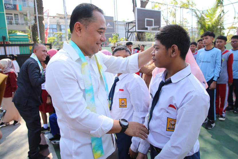 Wali Kota Surabaya Eri Cahyadi menyapa salah satu siswa SMP di Kota Pahlawan