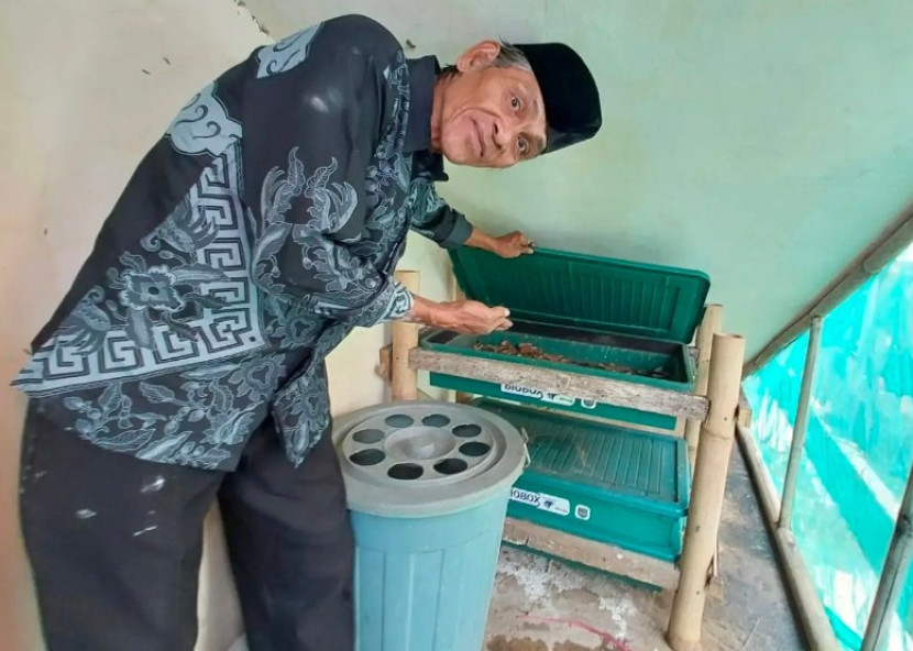 Pegawai Kelurahan Cilangkap tunjukan pengolahan sampah organik menggunakan metode maggot. (Foto: Dok Diskominfo Kota Depok)