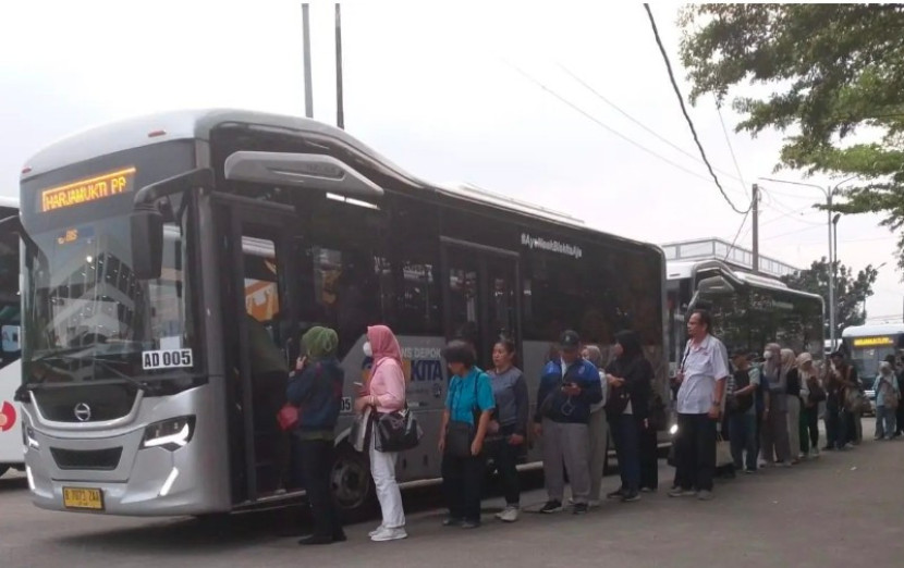 Penumpang antre BISKITA Trans Depok. (Foto: Dok Diskominfo Kota Depok)