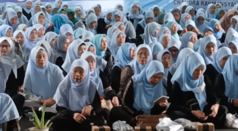 Sejumlah jamaah muslimah turut hadir dalam acara Haul dan Peringatan Isra Miraj Nabi Muhammad Saw, Sabtu (4/1/2025).