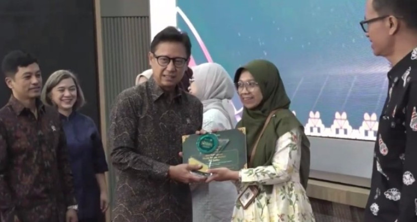 Mahasiswa UI, Dini Kurniawati dan Tim, menjuarai kompetisi “Rekomendasi Kebijakan Kesehatan (SiBijaKs) Award 2024”. (Foto: Dok Biro Humas & KIP UI)