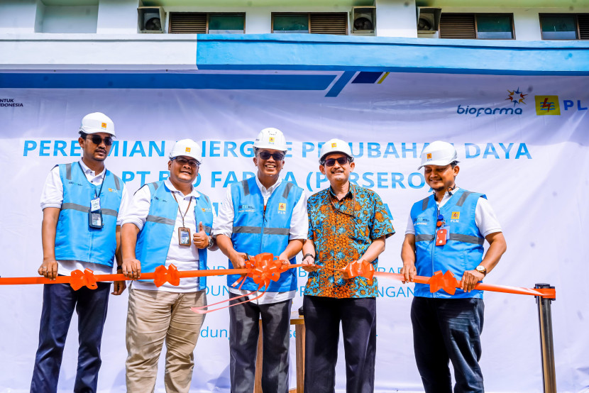 Prosesi peresmian penambahan daya PT Bio Farma (Persero) oleh General Manager PT PLN Unit Induk Distribusi Jawa Barat (PLN UID Jabar), Agung Murdifi (tengah), bersama Manager Kelistrikan Bio Farma , Agung Nugroho (kedua dari kanan), Senior Manager Niaga PLN UID Jabar, Eko Suharno (kanan), Manager PLN Unit Pelaksana Pelayanan Pelanggan Bandung, Leandra Agung Tri Radi Putra (kedua dari kiri), dan Manager PLN Unit Layanan Pelanggan Prima Priangan, Muhammad Haiqal Basyeban (kiri). (Foto: PLN