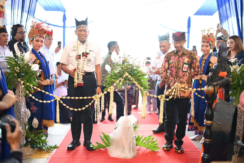 Peresmian penataan Stasiun Banyuwangi Kota dilakukan oleh Direktur Utama PT Kereta Api Indonesia (Persero) Didiek Hartantyo (kiri) bersama dengan Pemerintah Kabupaten Banyuwangi yang diwakili Sekda Kabupaten Banyuwangi Guntur Priambodo, Jumat 3 Januari 2025. (Foto: Humas PT KAI)