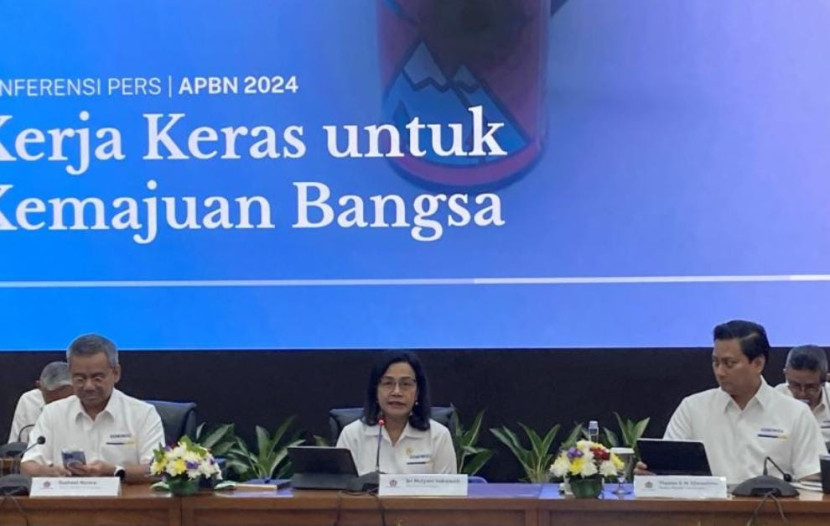 Menteri Keuangan (Menkeu) Sri Mulyani Indrawati saat Konferensi Pers APBN 2024, di Jakarta, Senin (6/1/2025). 