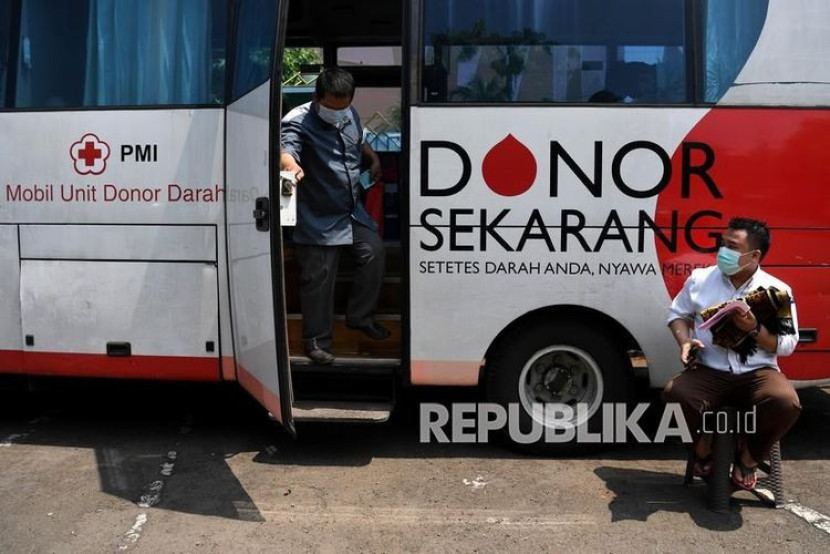 Warga menunggu giliran untuk mendonorkan darahnya di mobil donor darah PMI. Foto: ANTARA/Sigid Kurniawan