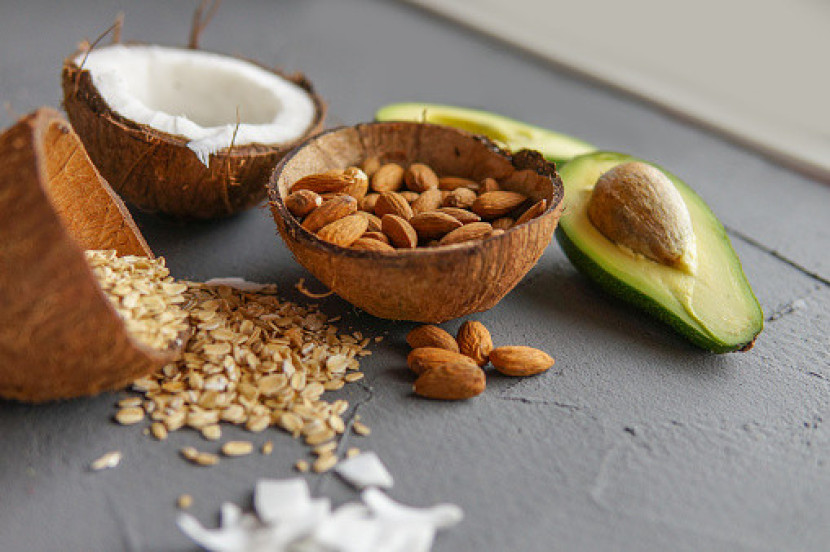 Ilustrasi Oatmeal dengan alpukat, kelapa, dan almond (sumber: istockphoto.com)