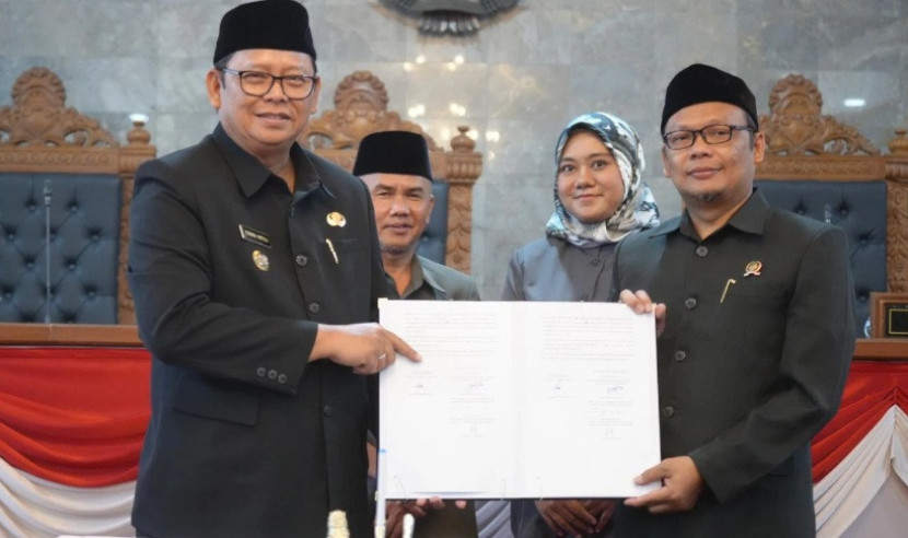 Pj Wali Kota Sukabumi Kusmana Hartadji dan Ketua DPRD Kota Sukabumi Wawan Juanda dalam rapat paripurna DPRD, Senin (6/1/2024).