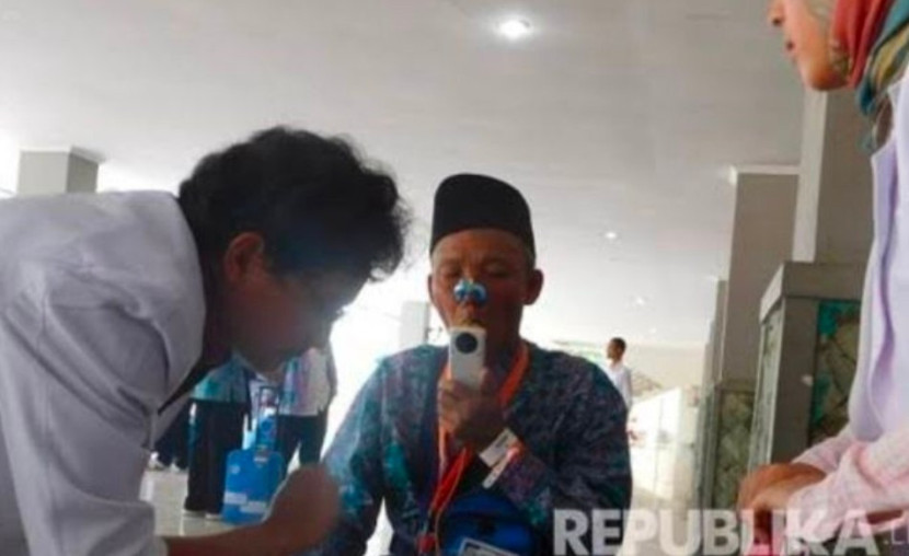 Seorang jamaah haji sedang dilakukan pemeriksaan kesehatan. (Foto: Dok RUZKA INDONESIA)